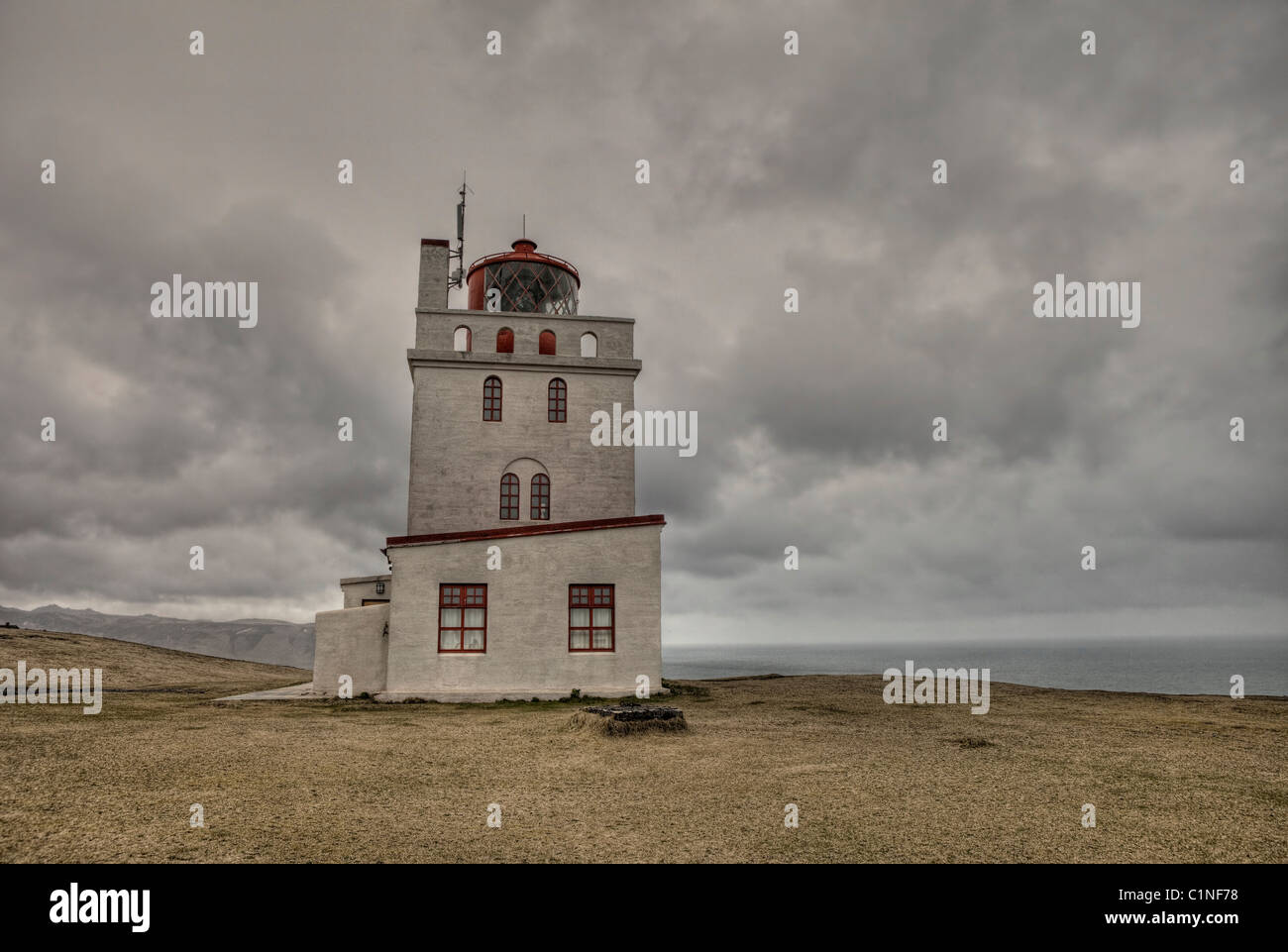 Le phare Dyrholaey, Côte Sud, Islande Banque D'Images