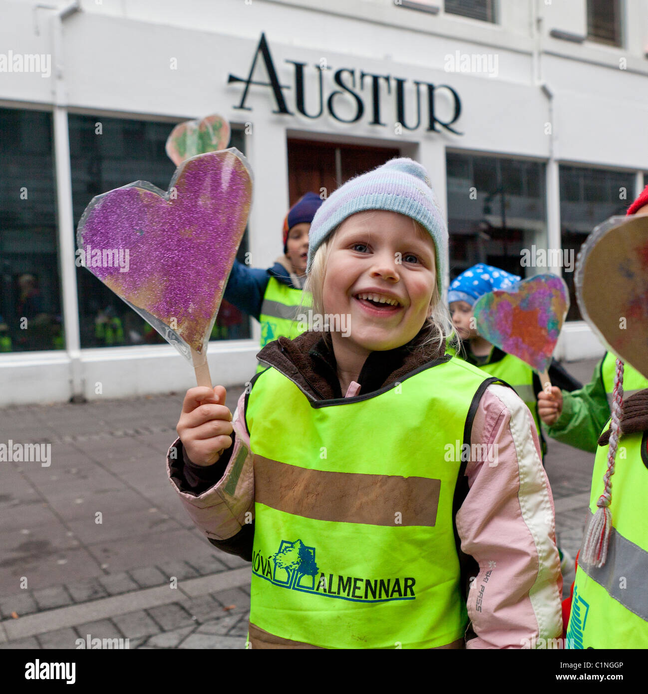 Marche pour la paix avec les enfants d'âge préscolaire, Reykjavik, Islande Banque D'Images