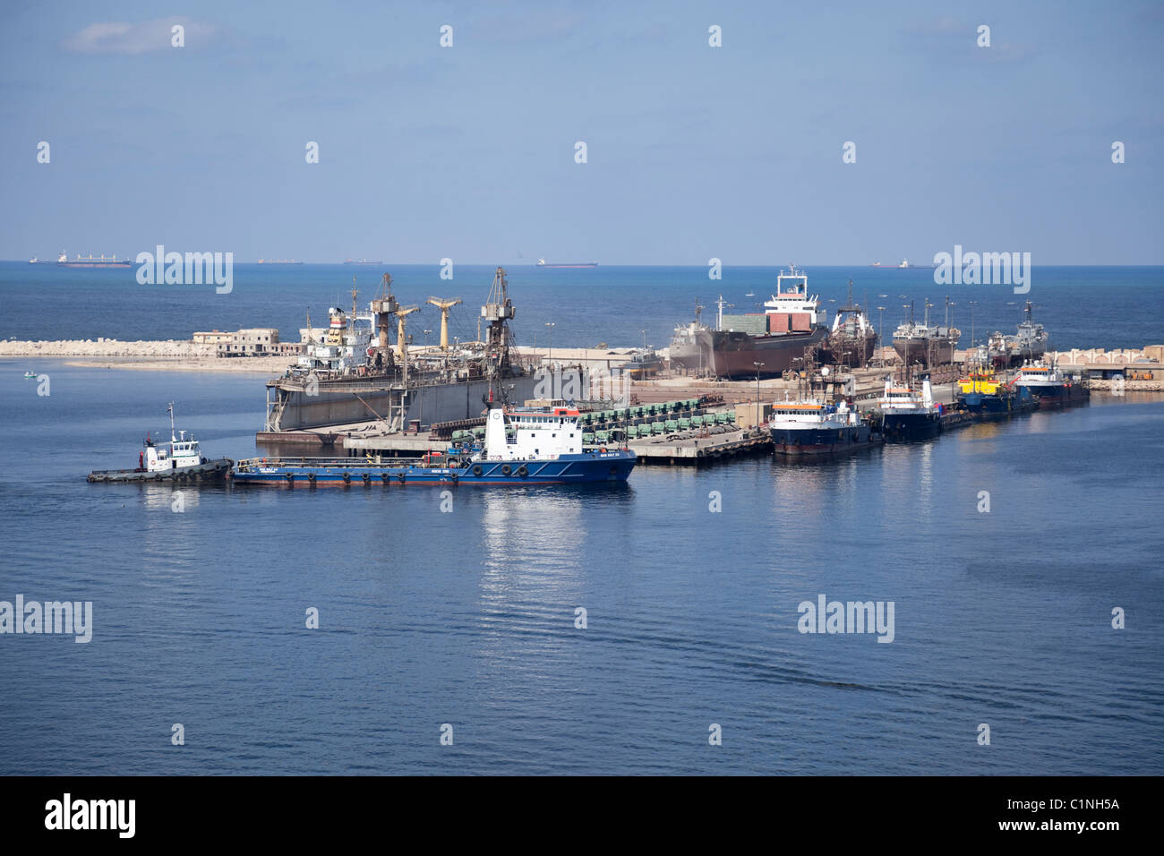 Chantier de navires industriels de faire la réparation et la peinture dans le port d'Alexandrie. Banque D'Images