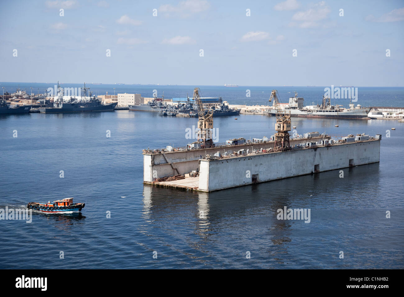 Cale sèche flottante, pour les navires à faire des réparations, d'entretien et de peinture. et la peinture. et la peinture dans le port d'Alexandrie, Egypte. Banque D'Images