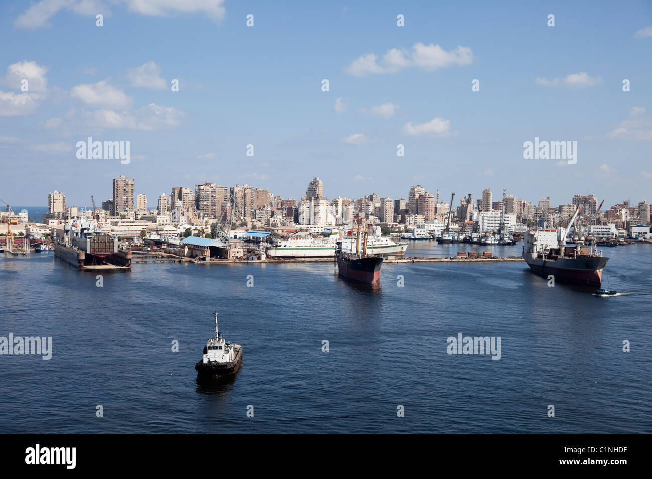 Donnant sur la vue de l'intérieur du port d'Alexandrie et la ville. Banque D'Images