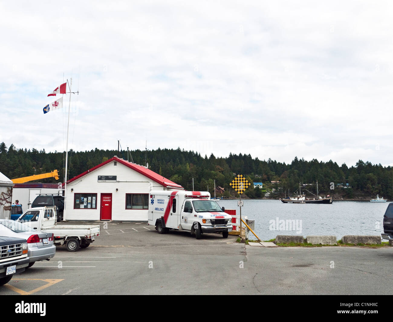 La station des garde-côtes avec d'ambulanciers paramédicaux d'urgence à l'extérieur, Ganges, Salt Spring Island, Gulf Islands, British Columbia, Canada Banque D'Images