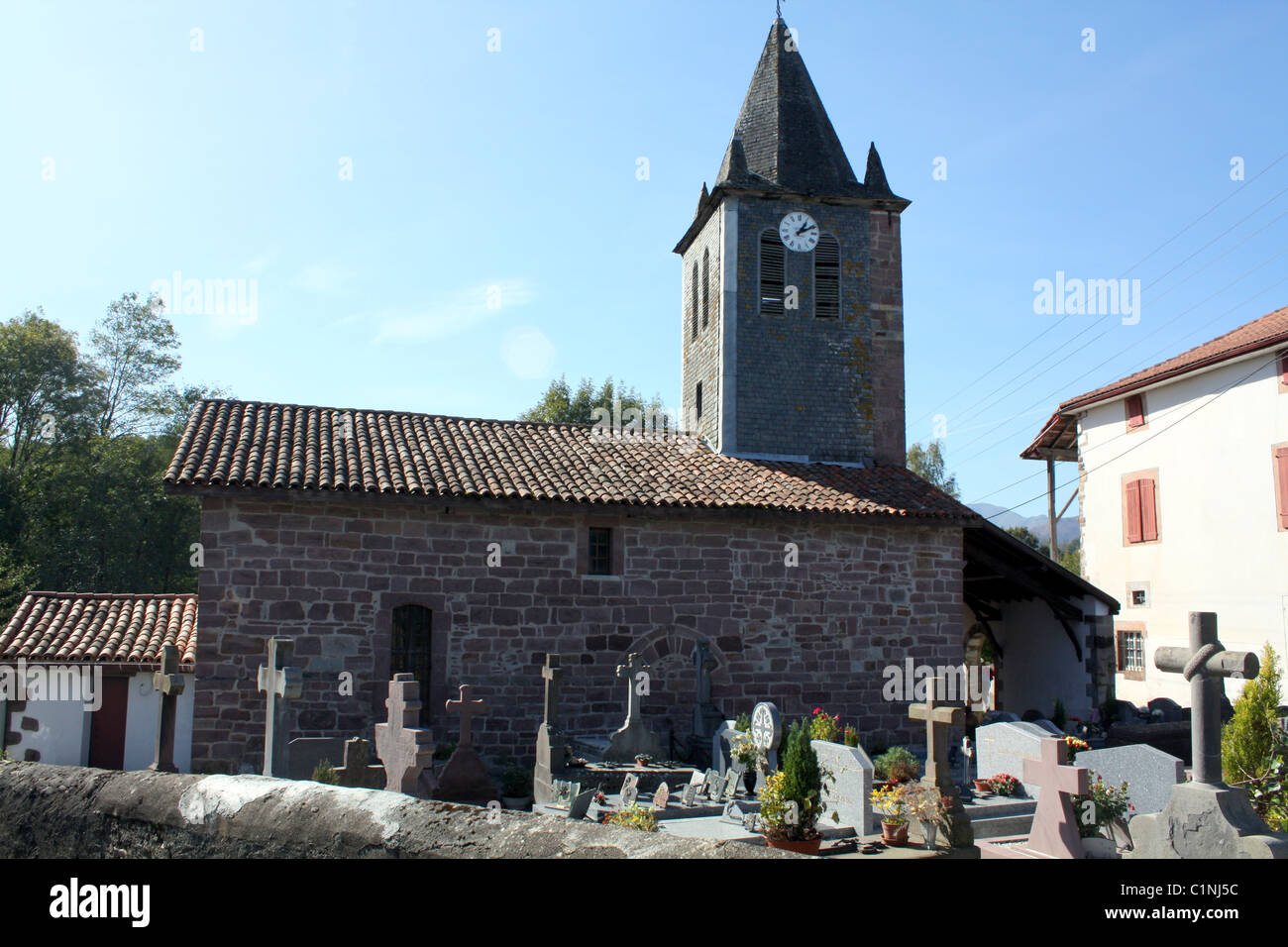 Ancienne église Madelena avec l'ancien cimetière de la Madeleine village dans le sud-ouest-France Banque D'Images