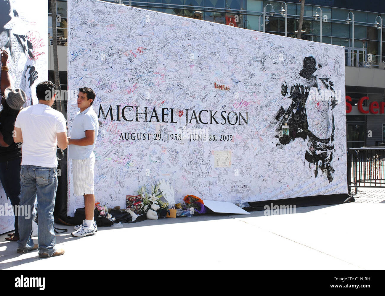 Plus de 17 000 FANS DE JACKSON MEMORIAL Plus de 17 000 fans de MICHAEL JACKSON aura la chance de dire adieu à Banque D'Images