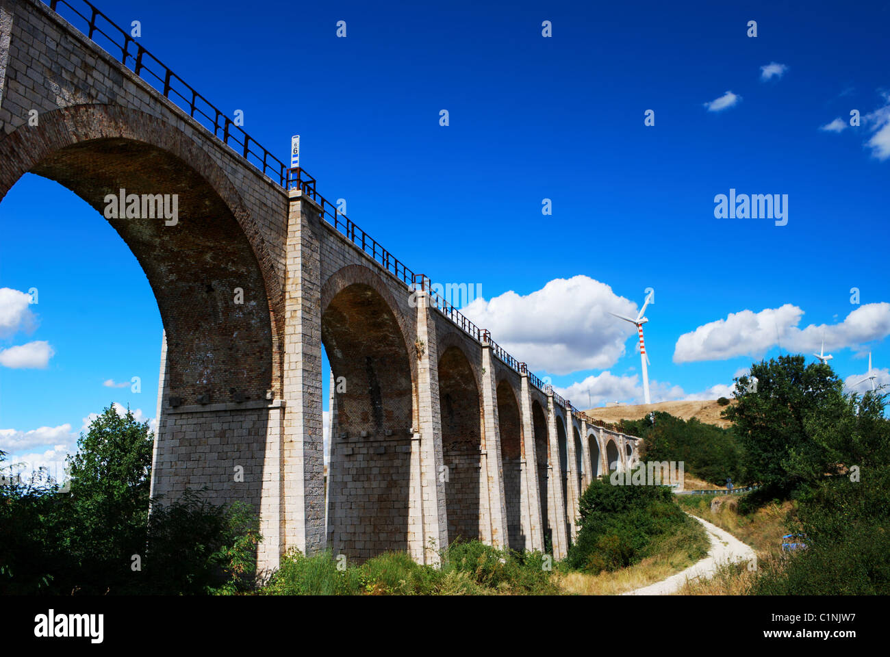 Vue latérale de l'ancien pont ferroviaire de brique dans le Molise Banque D'Images