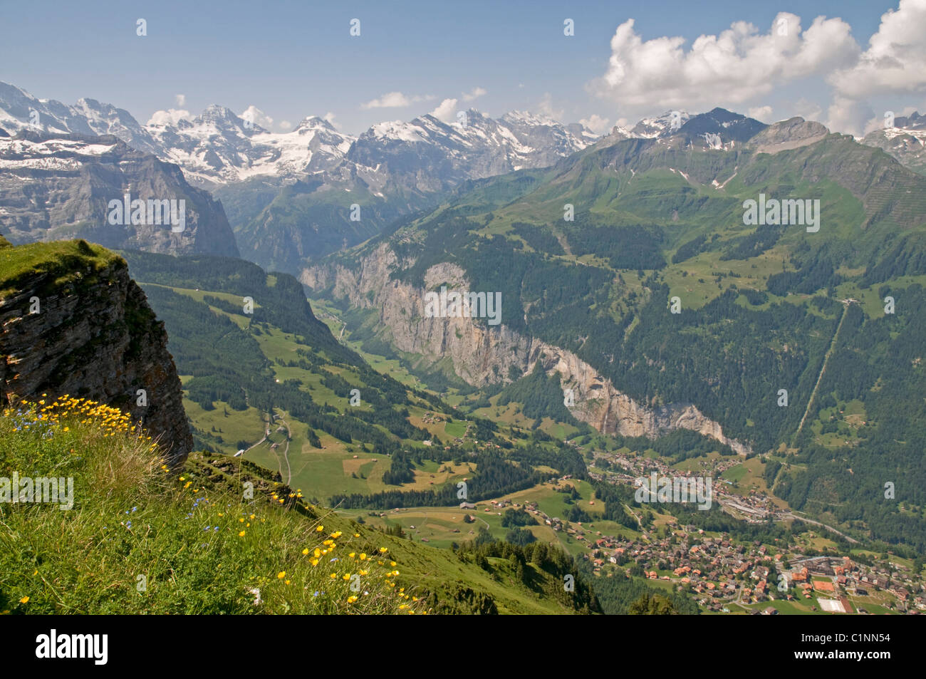 Vue panoramique depuis le mont Männlichen dans toute la vallée de Lauterbrunnen vers quelque lointain impressionnants sommets alpins plafonné ét Banque D'Images