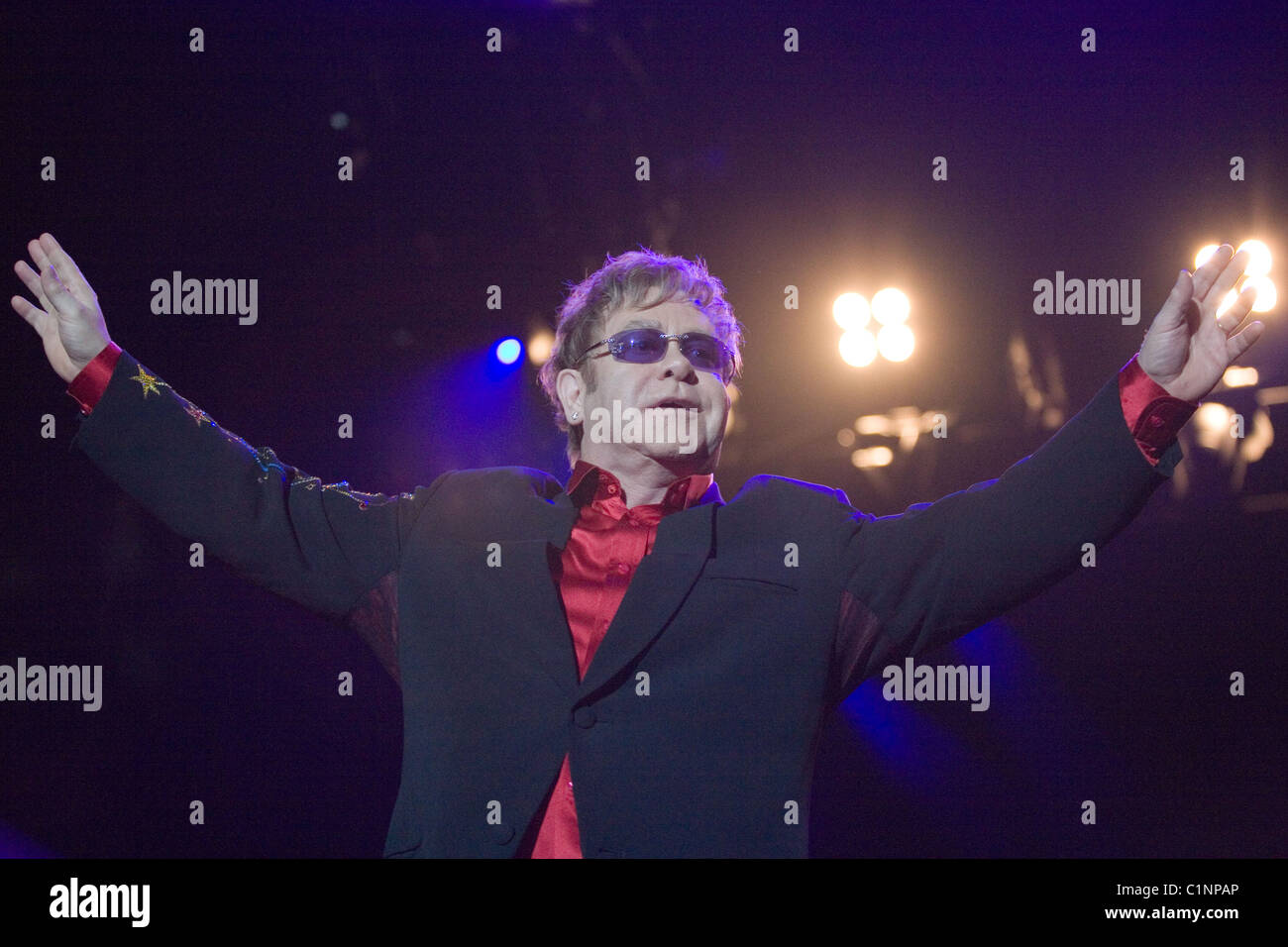 Elton John effectuer sur le concert à Budapest, Hongrie, 2010. Banque D'Images