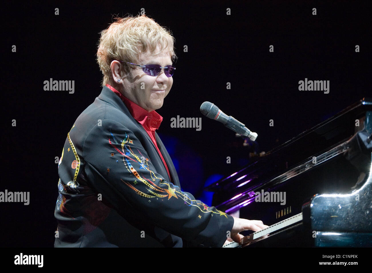 Elton John effectuer sur le concert à Budapest, Hongrie, 2010. Banque D'Images