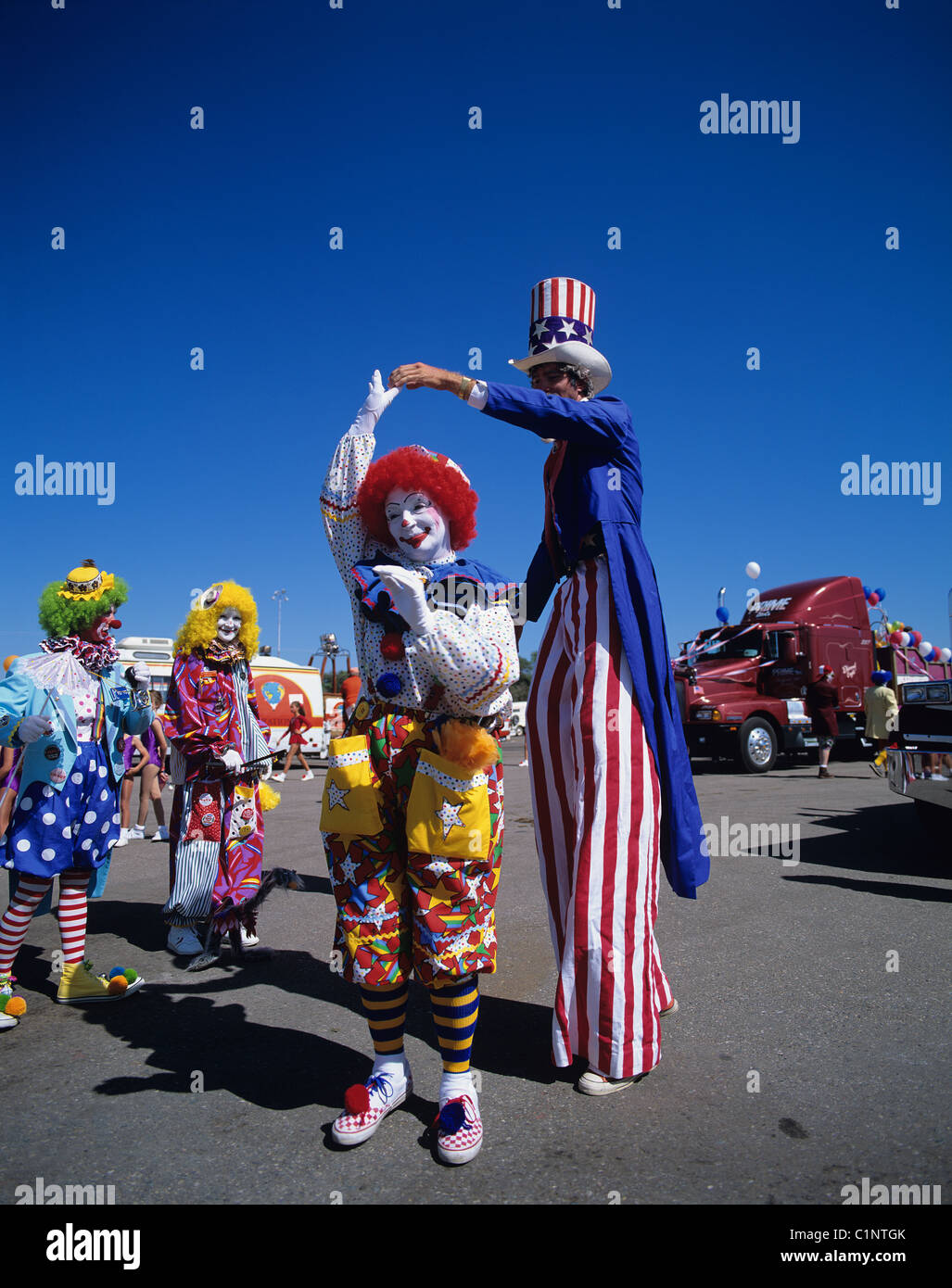 International performers.Clowns y compris l'homme sur pilotis. Epcot Center, Orlando, Floride, USA Banque D'Images