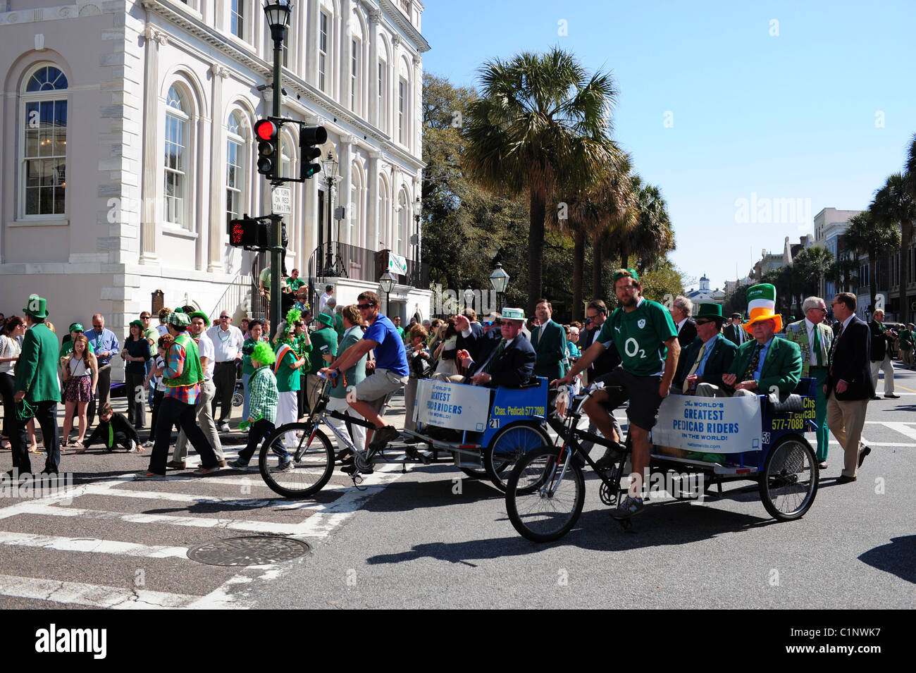 Des vélotaxis défilant à St Patrick's Day Parade Banque D'Images