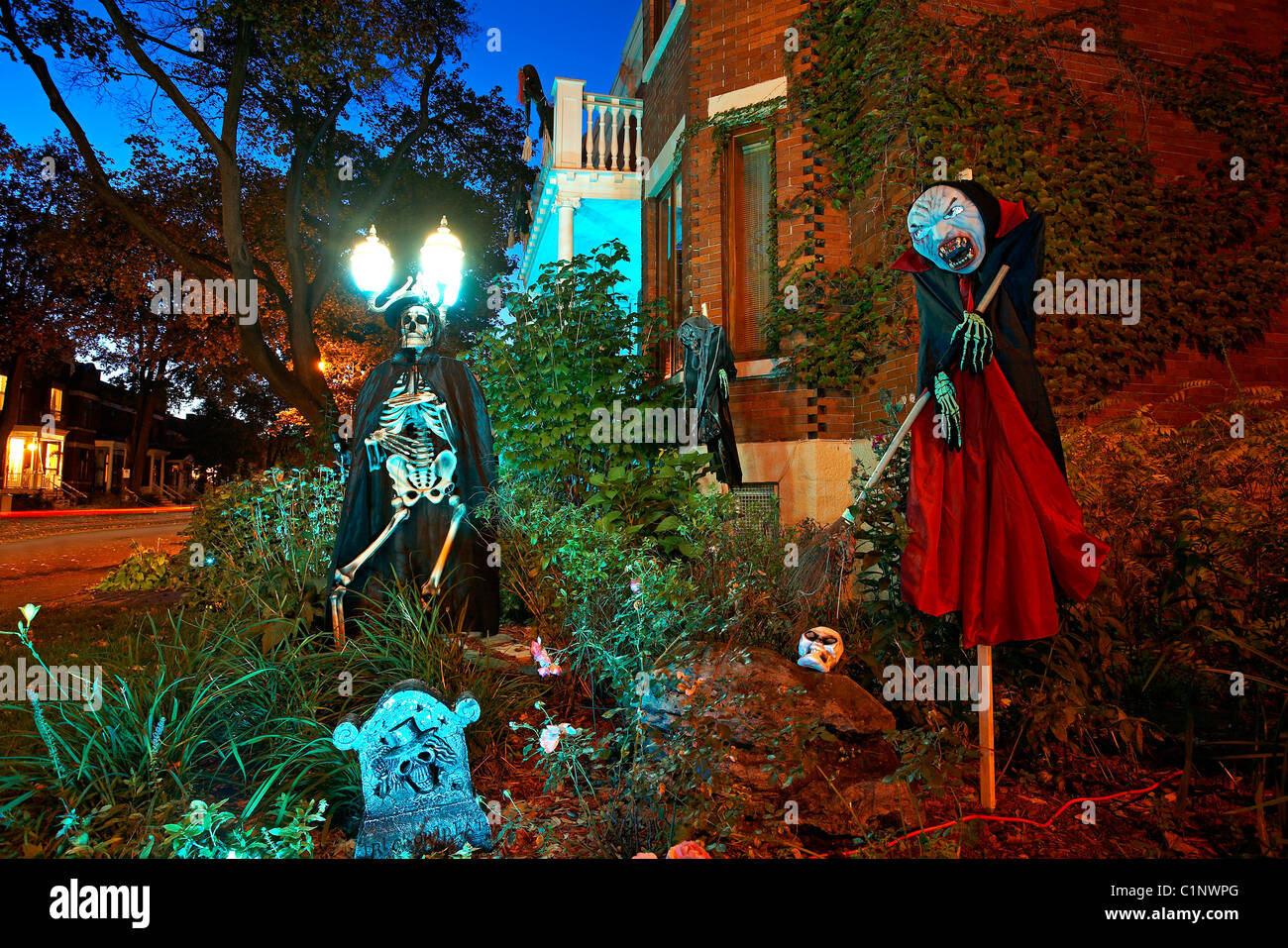 Canada, Québec, Montréal, Outremont Disrict en automne, décoration en face d'une maison pour l