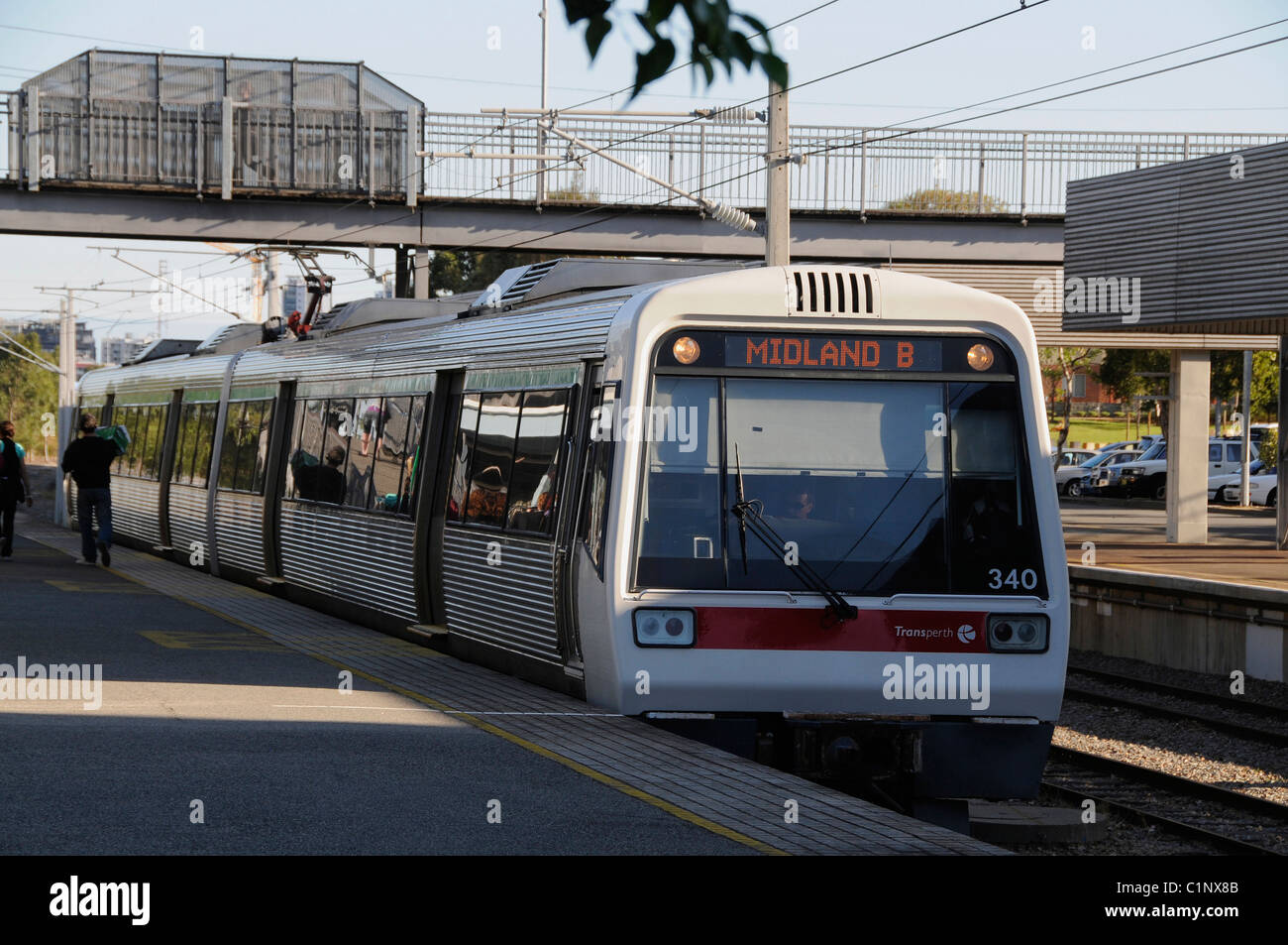 Un train de banlieue Transperth dans une banlieue de Perth, Perth, Australie occidentale Banque D'Images