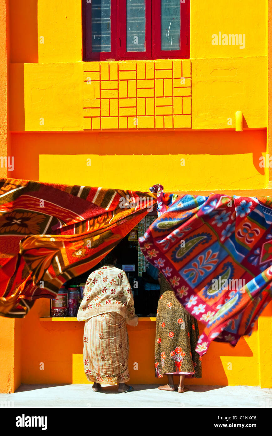 Bâtiment abritant une boutique colorée le long du secteur riverain de la baie du Bengale à Kanyakumari, Tamil Nadu. Banque D'Images