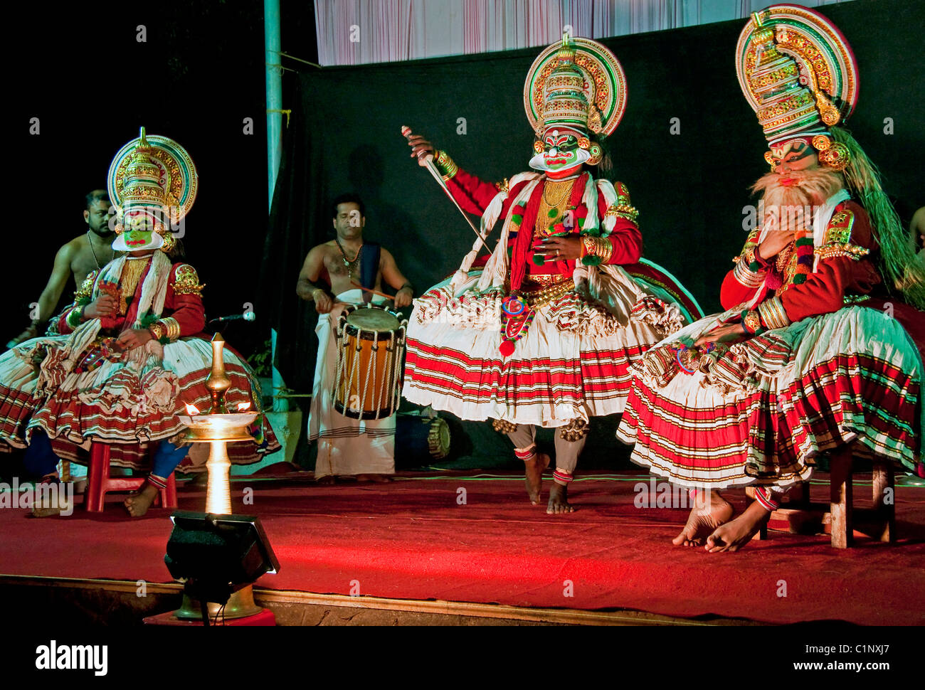 Performance de Kathakali traditionnel, l'un des plus anciens au monde la danse théâtrale-drames, sur scène au Kerala, en Inde. Banque D'Images