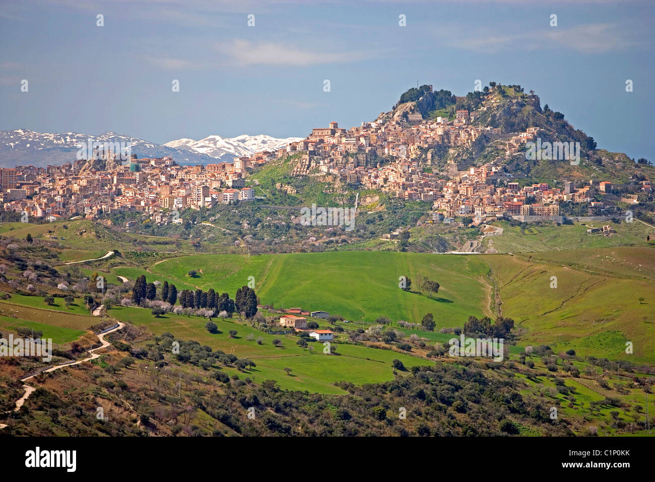 L'Italie, la Sicile, les montagnes dans le parc naturel Parco delle Madonie, ville de Nicosie et environs au printemps Banque D'Images