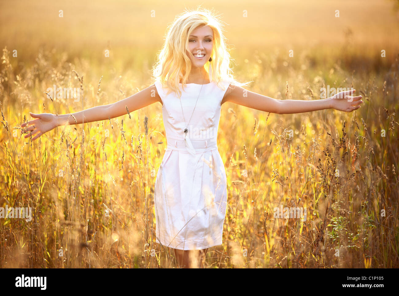 Young woman outdoors portrait. Jaune soleil. Banque D'Images