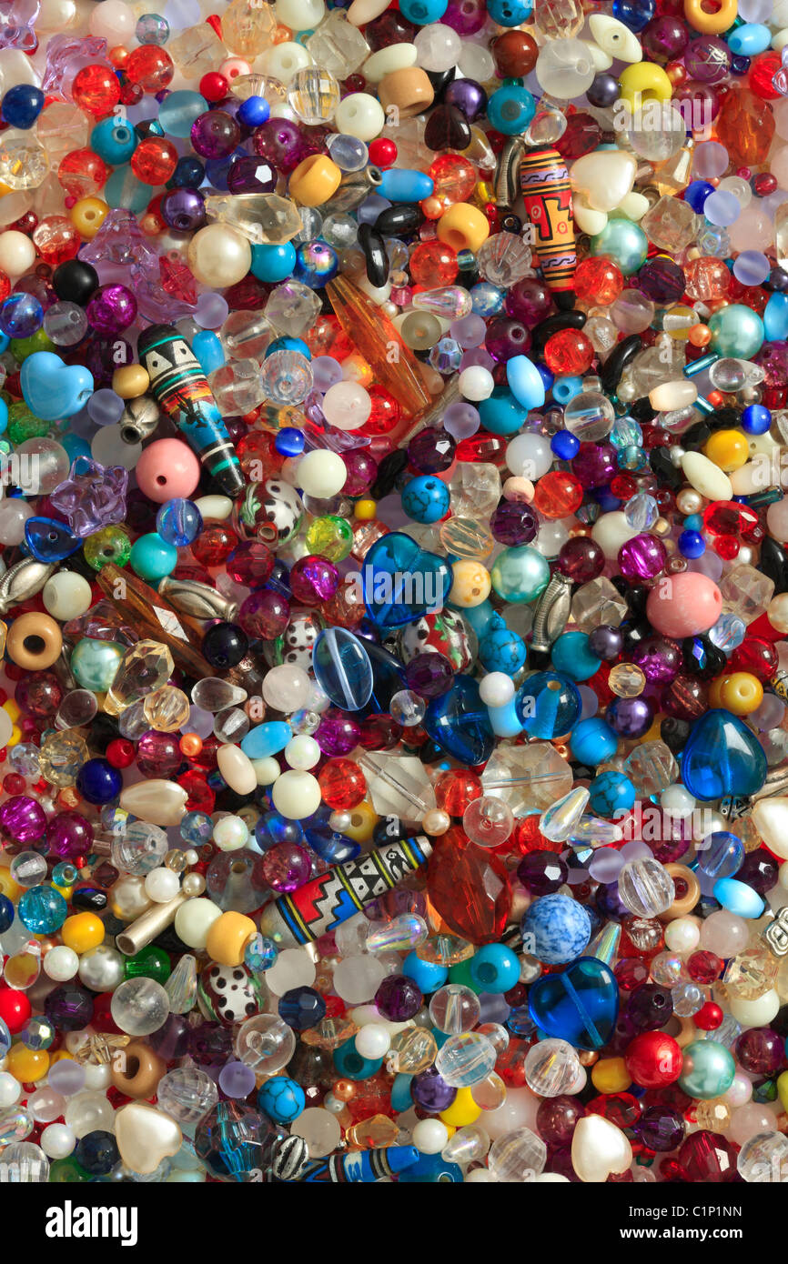 Arrière-plan dans un assortiment de perles de couleurs, formes et tailles Banque D'Images