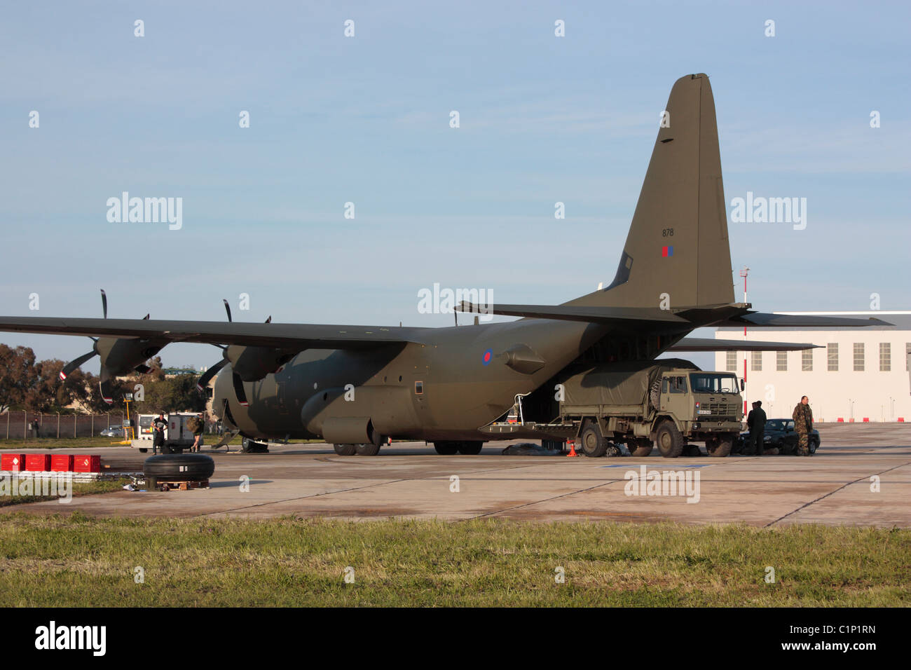 Royal Air Force (C4 Hercules C-130J) avion de transport militaire le déchargement des cargaisons à Malte. La logistique et la chaîne d'approvisionnement. Banque D'Images