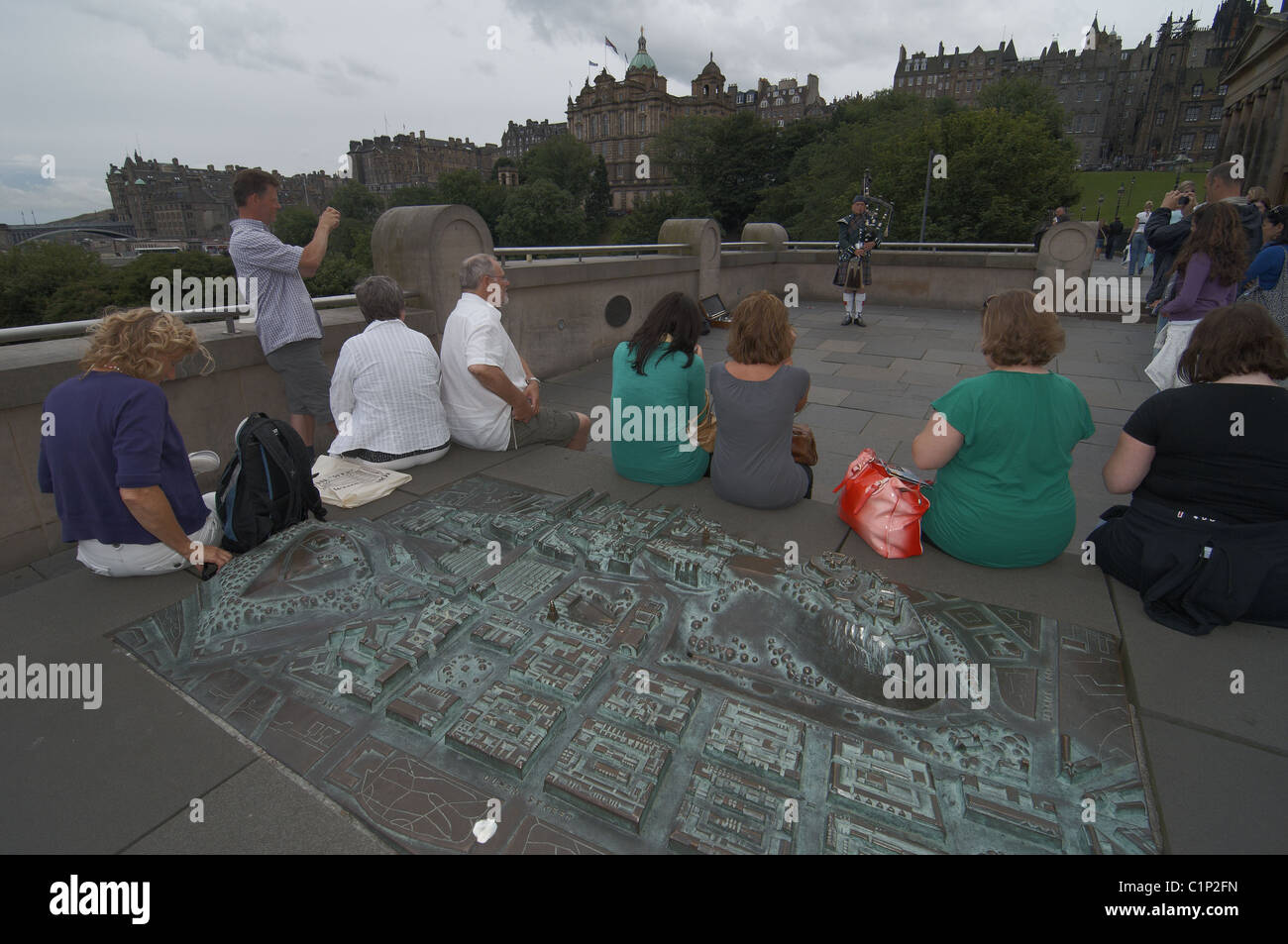 Les gens assis à côté d'une carte d'Écosse à Édimbourg Banque D'Images