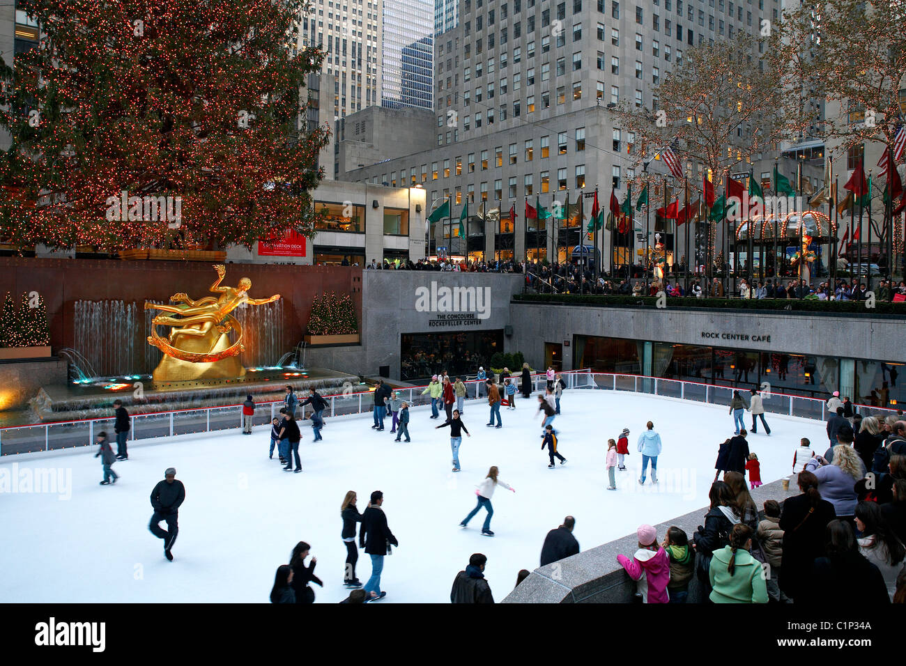 États-unis New York Ville Manhattan Centre Rockefeller patinoire le sapin de Noël géant & sculpture de Prométhée Banque D'Images