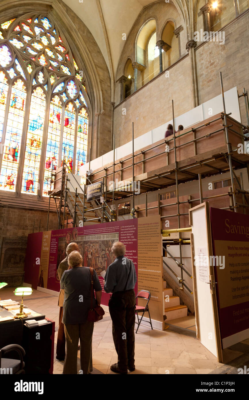 Restauration de la peinture dans la Cathédrale de Chichester Banque D'Images