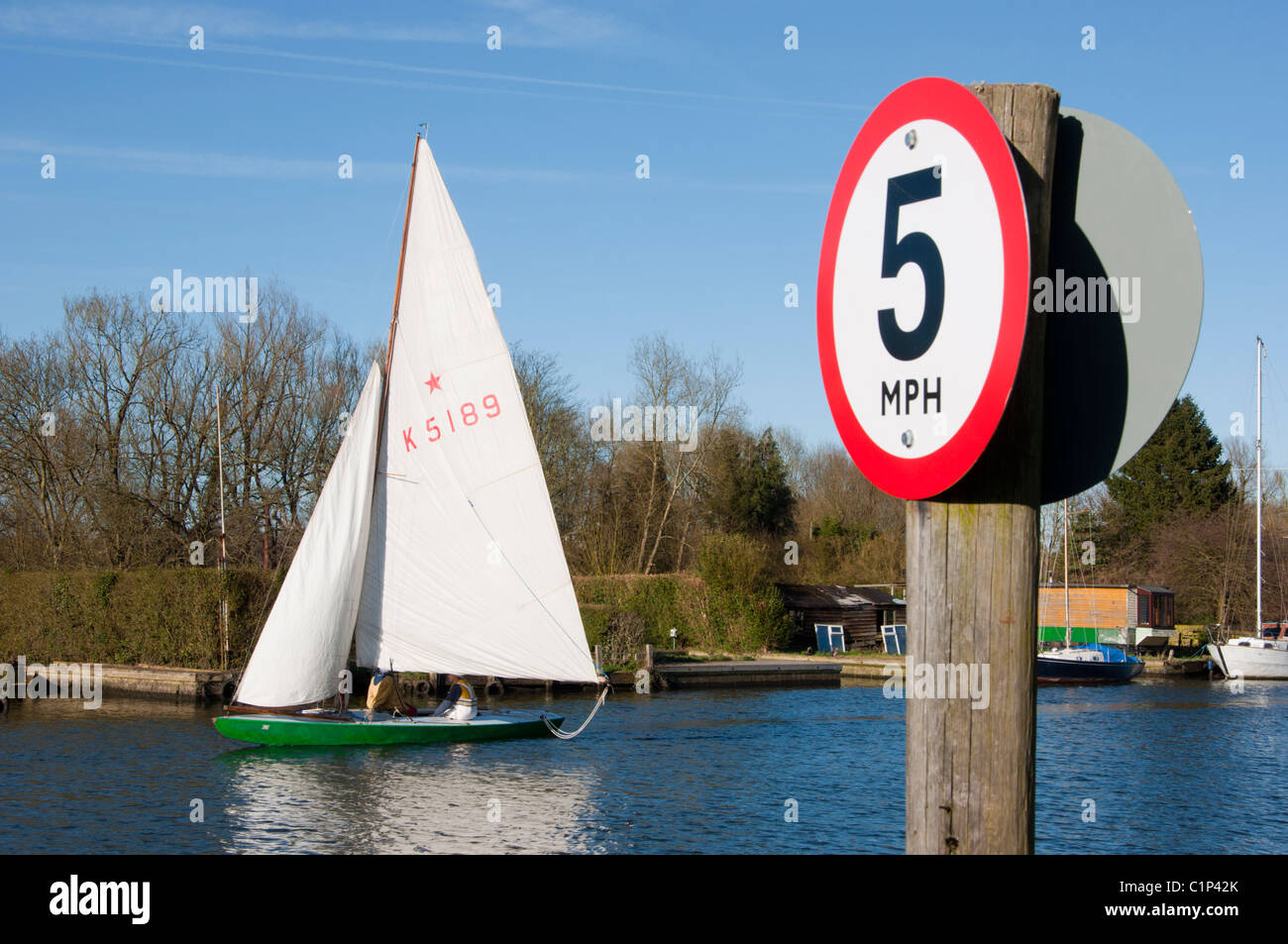 Les retraités de la voile d'un bateau sur les Norfolk Broads Banque D'Images