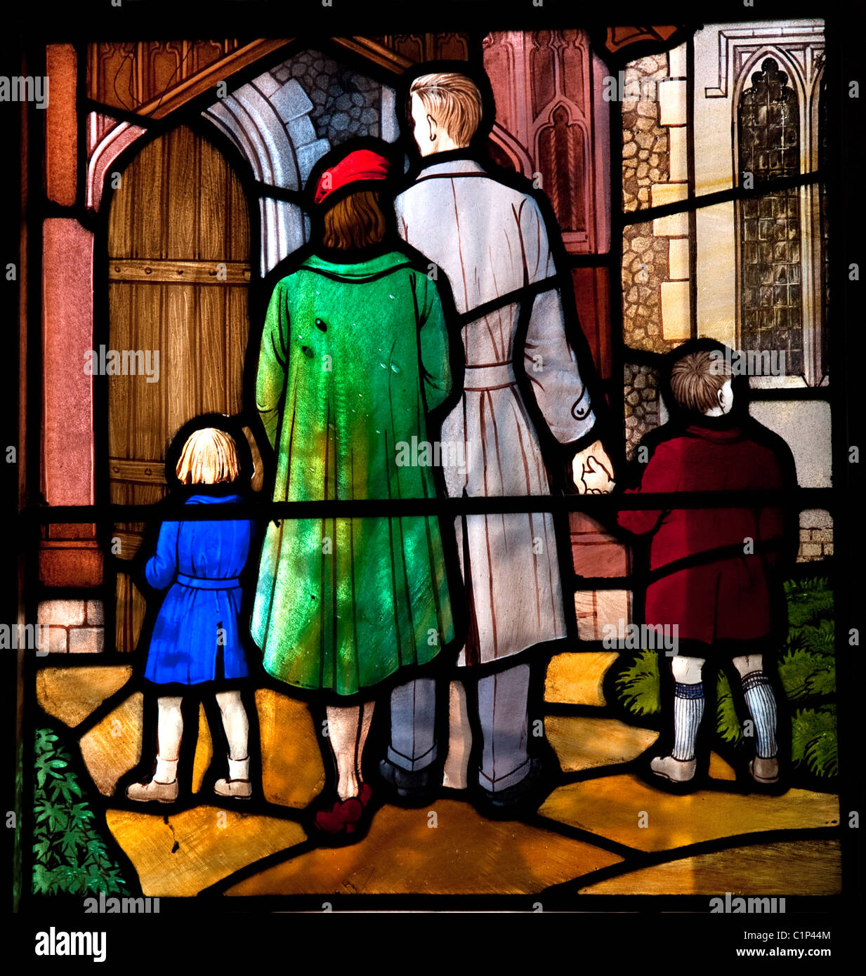 Détail de vitrail montrant une famille aller à l'église All Saints Church, village Stock, Essex, UK Banque D'Images