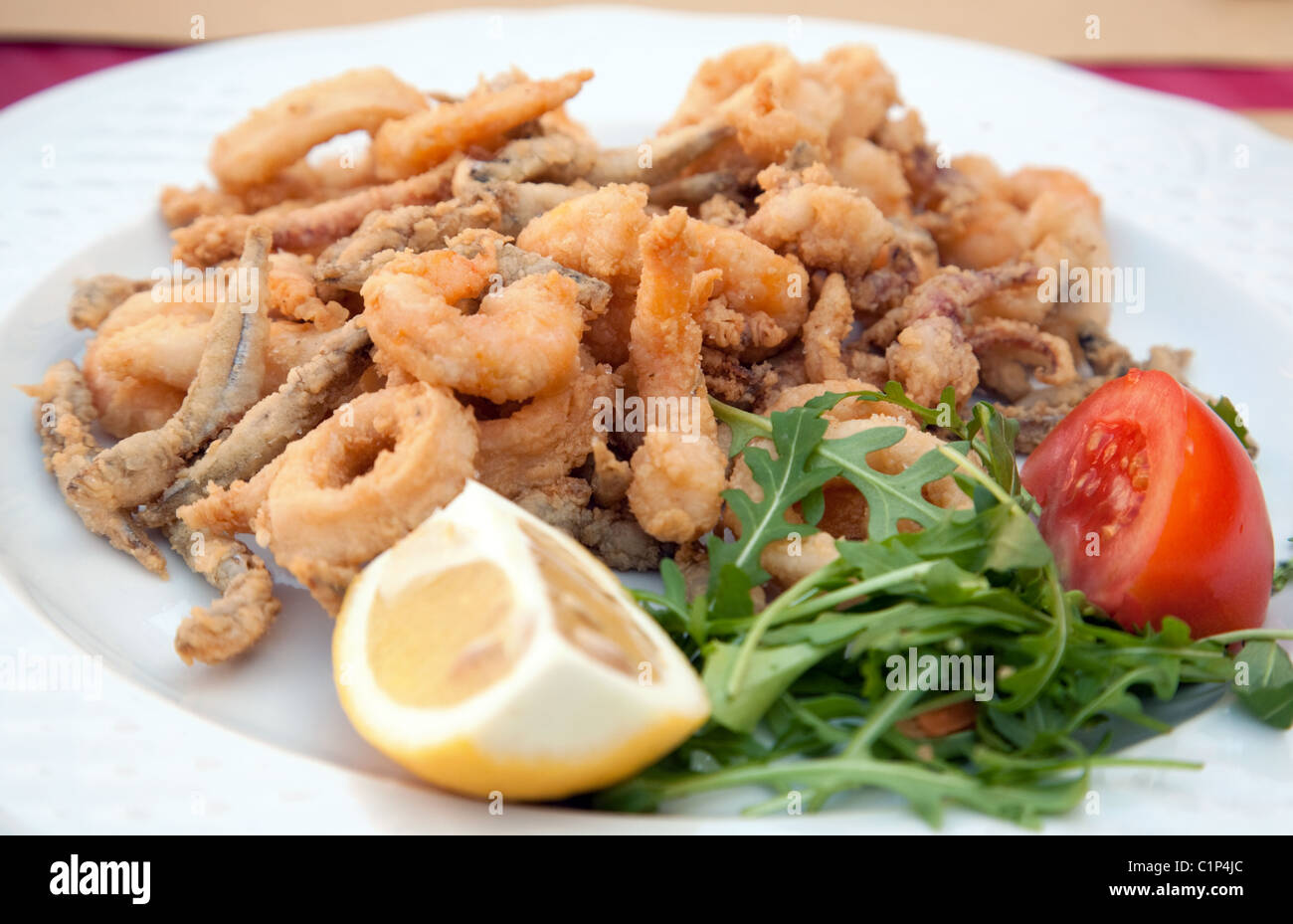 Un plat de poisson frit dans la pâte avec une salade Banque D'Images