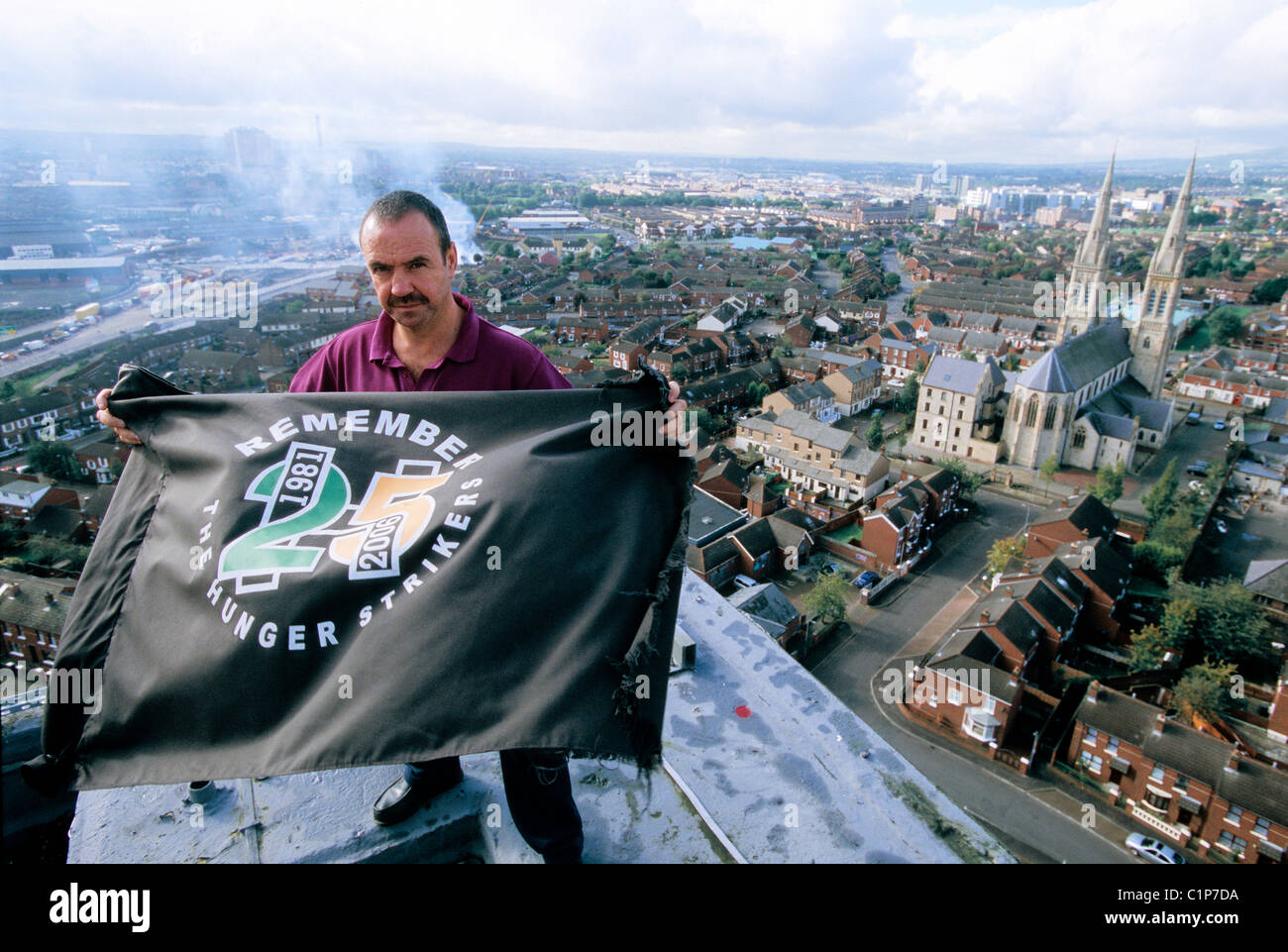 Royaume-uni Irlande du Nord (Ulster) Belfast Martin Voyle un travailleur social avec un drapeau pour le 25e anniversaire de la Banque D'Images