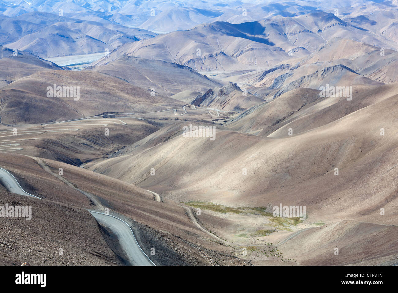 Tibet : winding road à travers l'himalaya Banque D'Images