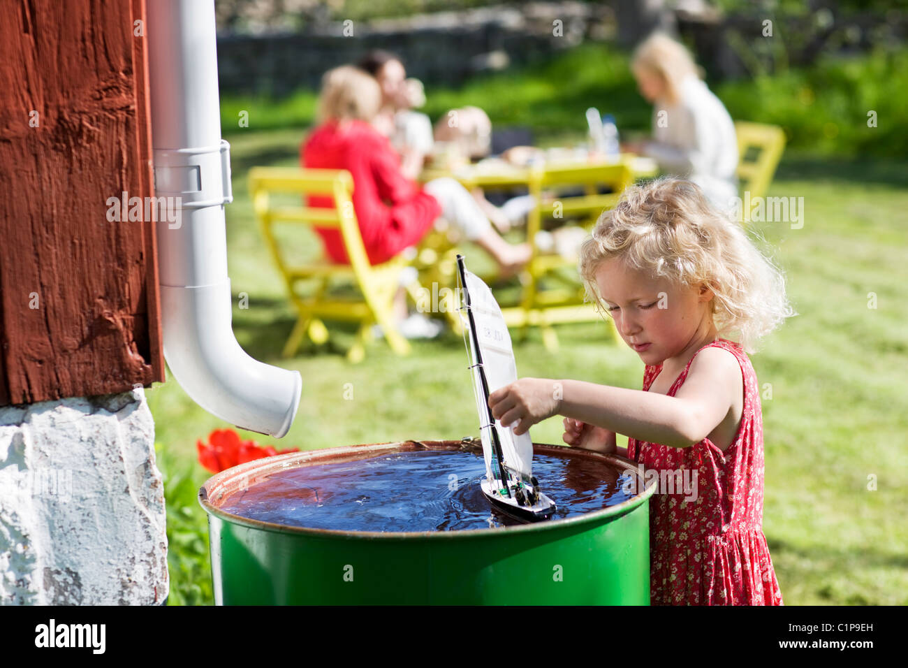 Girl playing in garden Banque D'Images