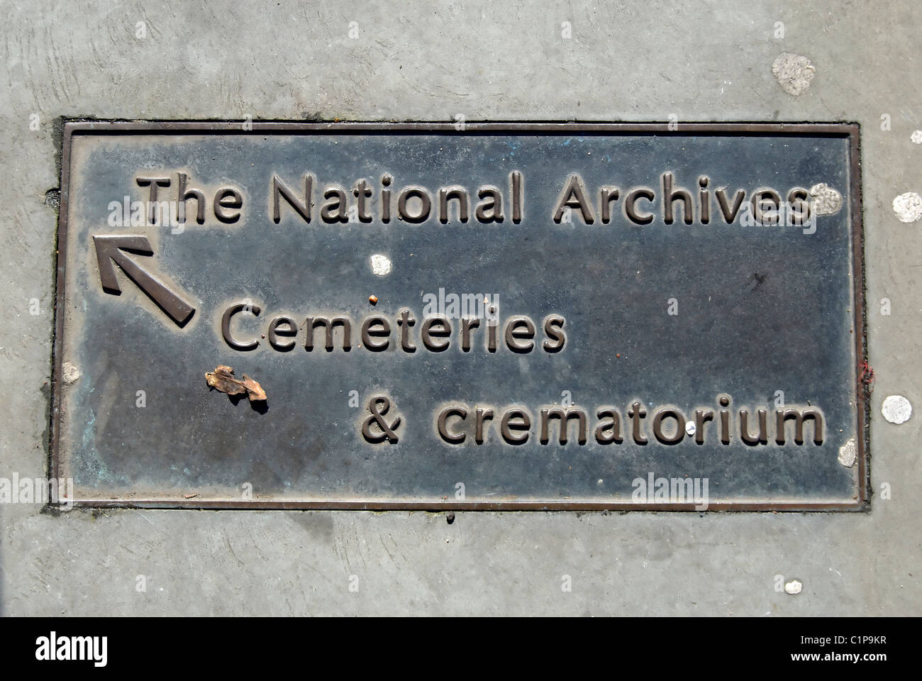 Plaque de la chaussée donnant des directives aux archives nationales et locales des cimetières et crématoires, à Kew, au sud-ouest de Londres, Angleterre Banque D'Images
