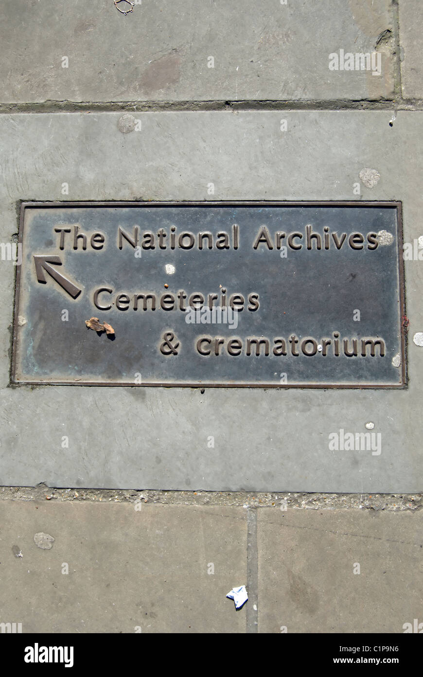 Plaque de la chaussée donnant des directives aux archives nationales et locales des cimetières et crématoires, à Kew, au sud-ouest de Londres, Angleterre Banque D'Images