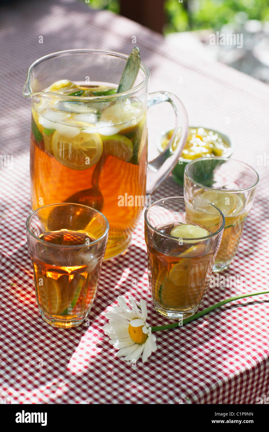 Ice Tea avec les tranches de citron Banque D'Images