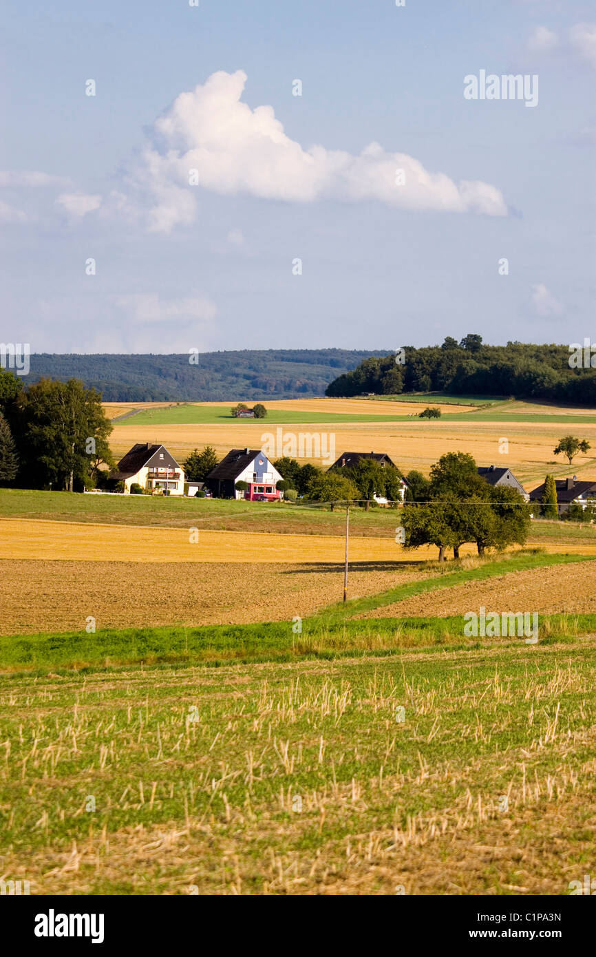 Allemagne, Limburg an der Lahn, vallée de la Lahn, vue de maisons de village au paysage Banque D'Images