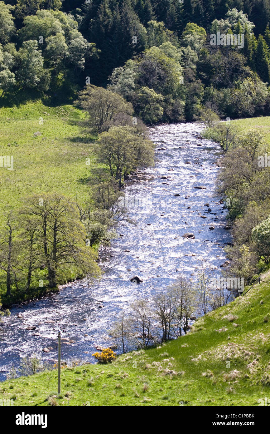 L'Écosse, le Perthshire, Angus, South Esk, rivière qui coule dans la campagne Banque D'Images
