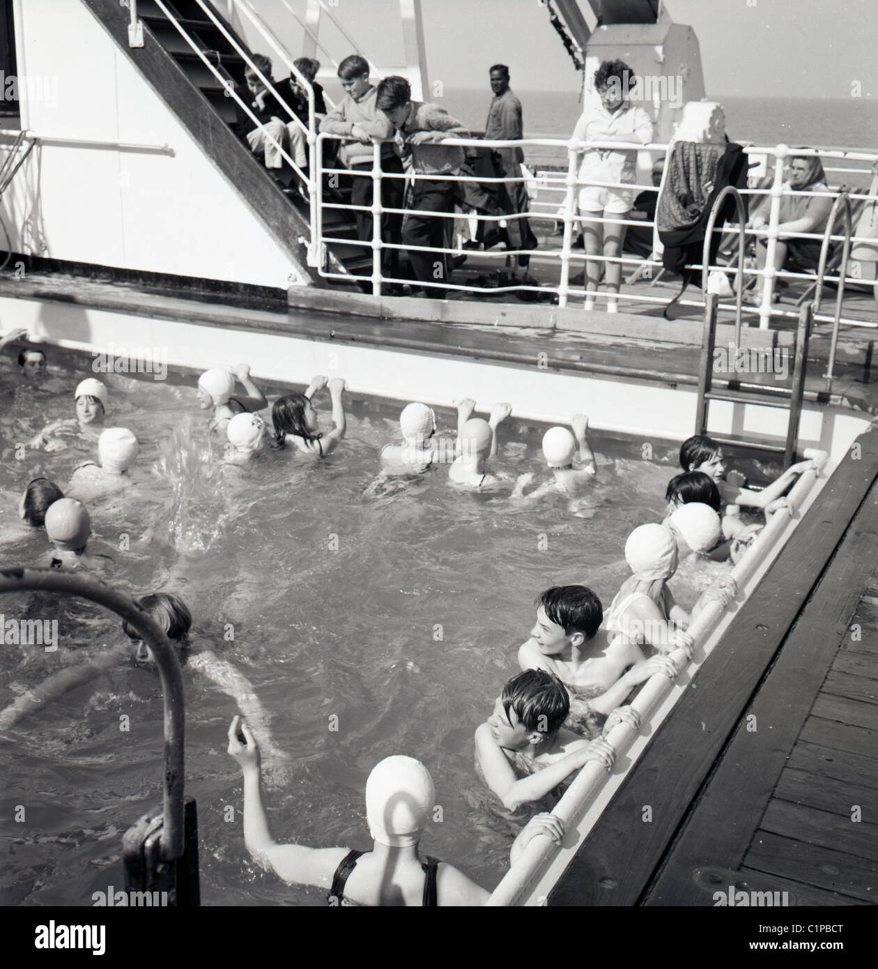 L'Inde britannique de croisière, 1950. Les passagers à bord du navire vous baigner dans la piscine découverte. Banque D'Images