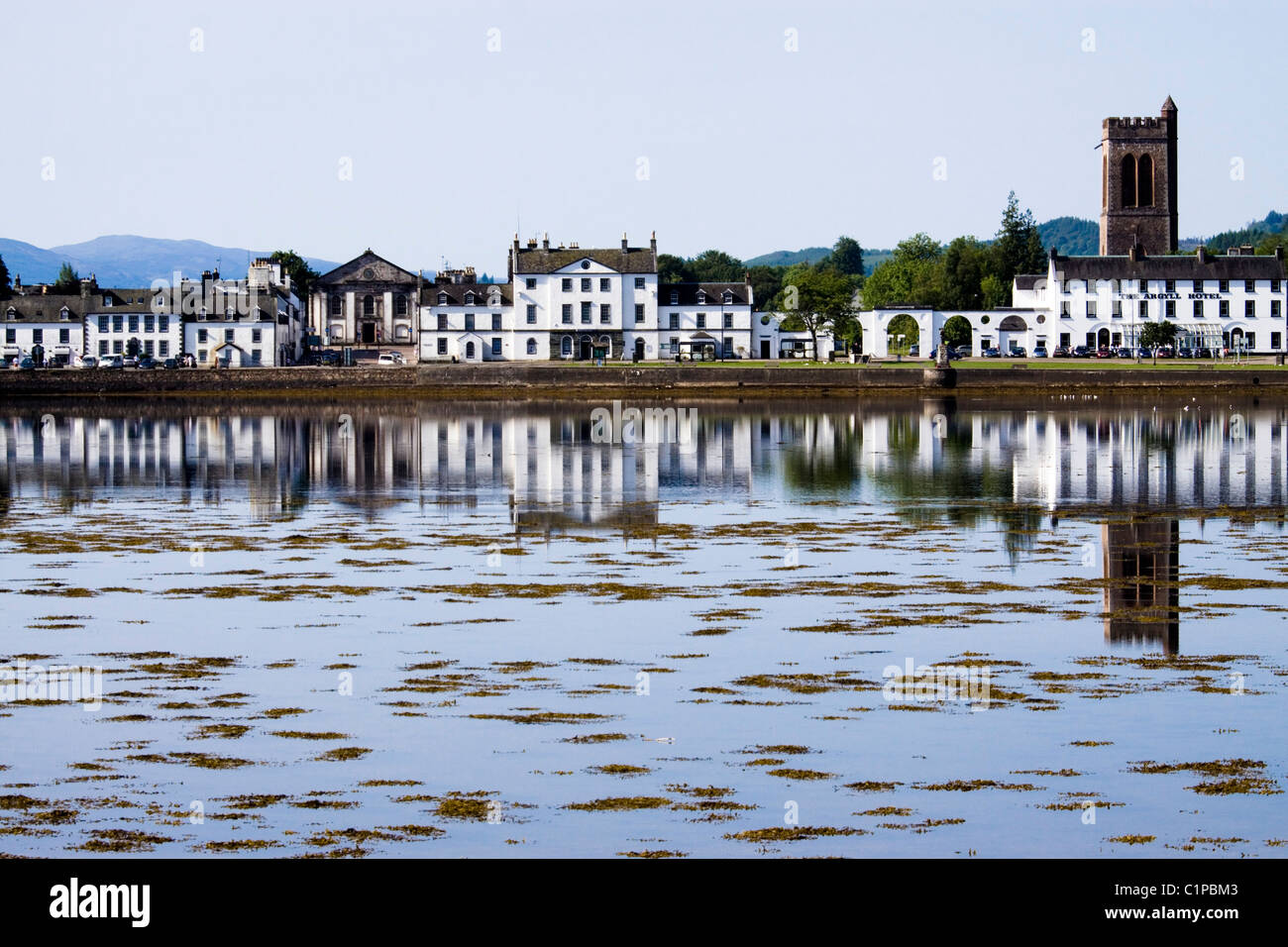 L'Écosse, l'Argyll, Inveraray, la réflexion de la ville le lac peu profond Banque D'Images