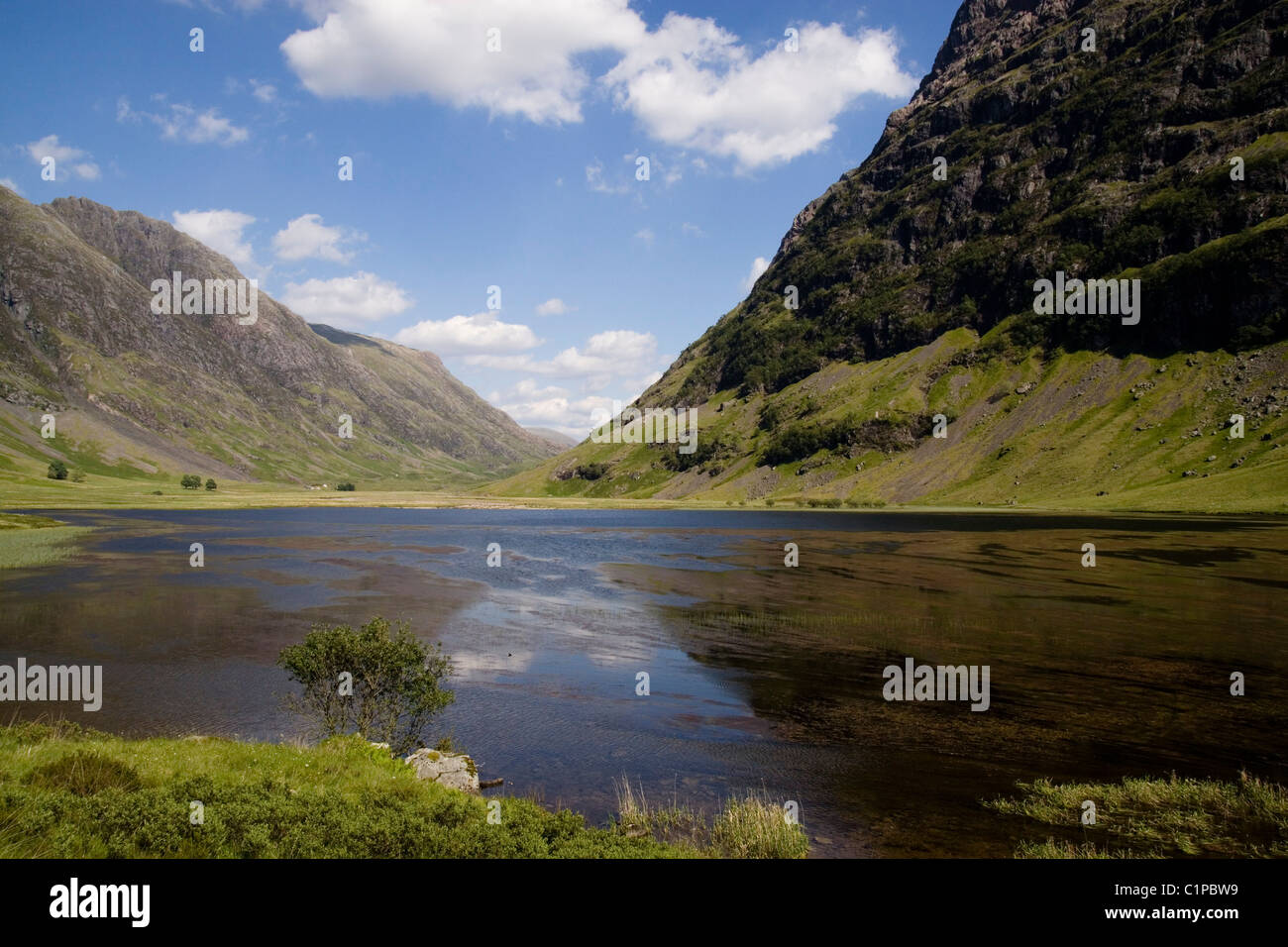 L'Écosse, Glencoe, lac et montagnes luxuriantes Banque D'Images
