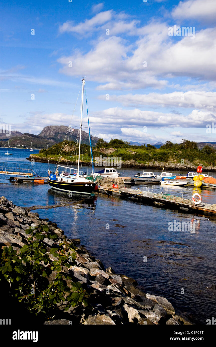 L'Écosse, Plockton, bateaux de pêche au port Banque D'Images