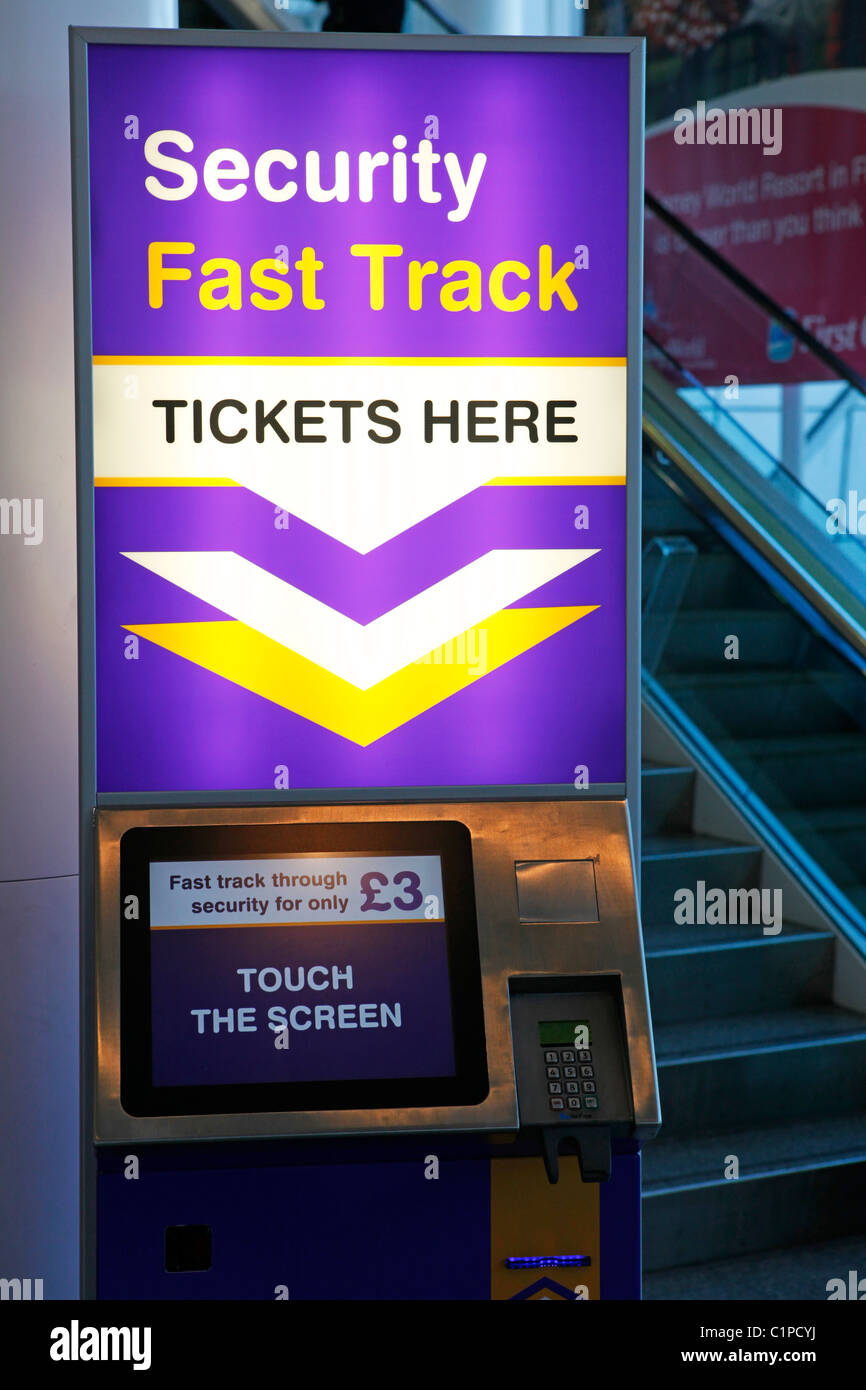 Un ticket machine dans un aéroport vend des billets fast track pour l'accès aux contrôles de sécurité de l'aéroport. Banque D'Images