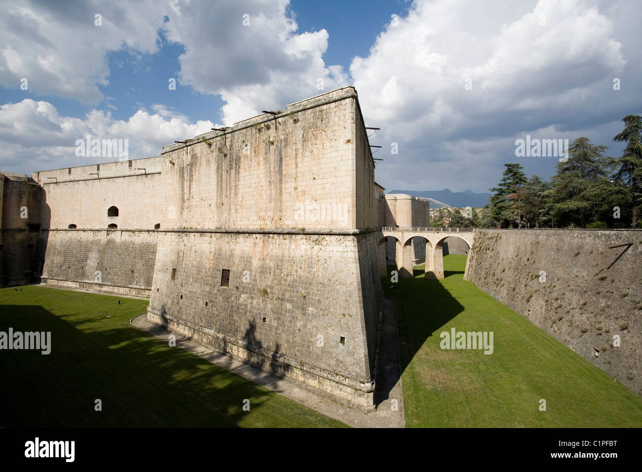 L'Italie, les Abruzzes, L'Aquila, Castello, murs du château et douves sèches Banque D'Images
