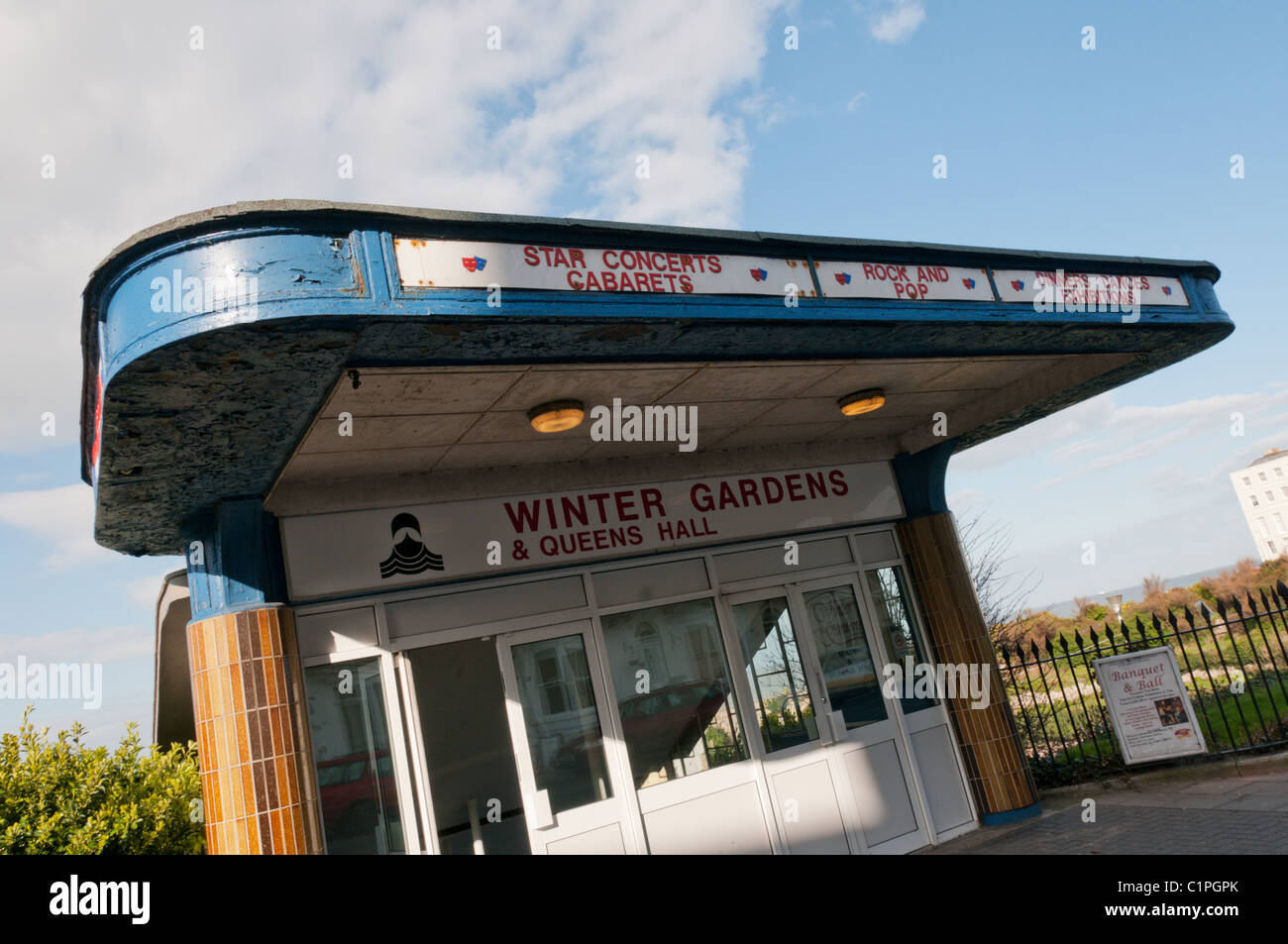 L'entrée de la verdure des jardins d'hiver & Queen's Hall à Margate, Kent Banque D'Images