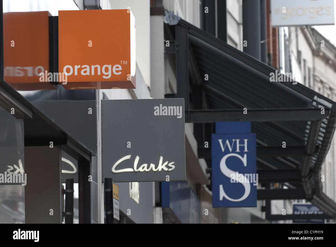 British high street shop sign Orange, Clarks, WHSmith Banque D'Images