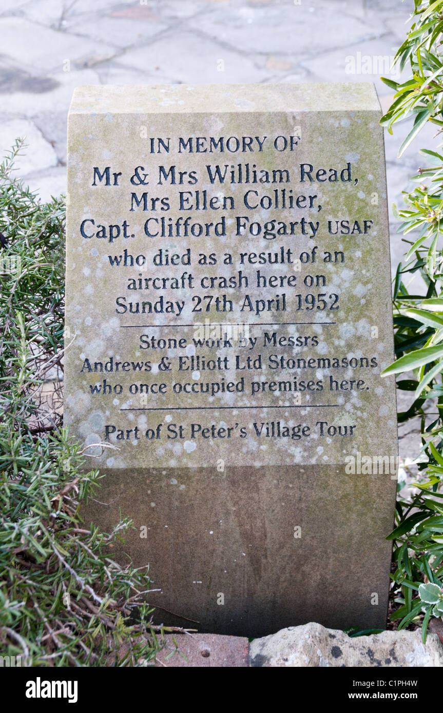 Un mémorial d'un écrasement d'avion à St Peters, Kent. Tous les détails dans la description. Banque D'Images