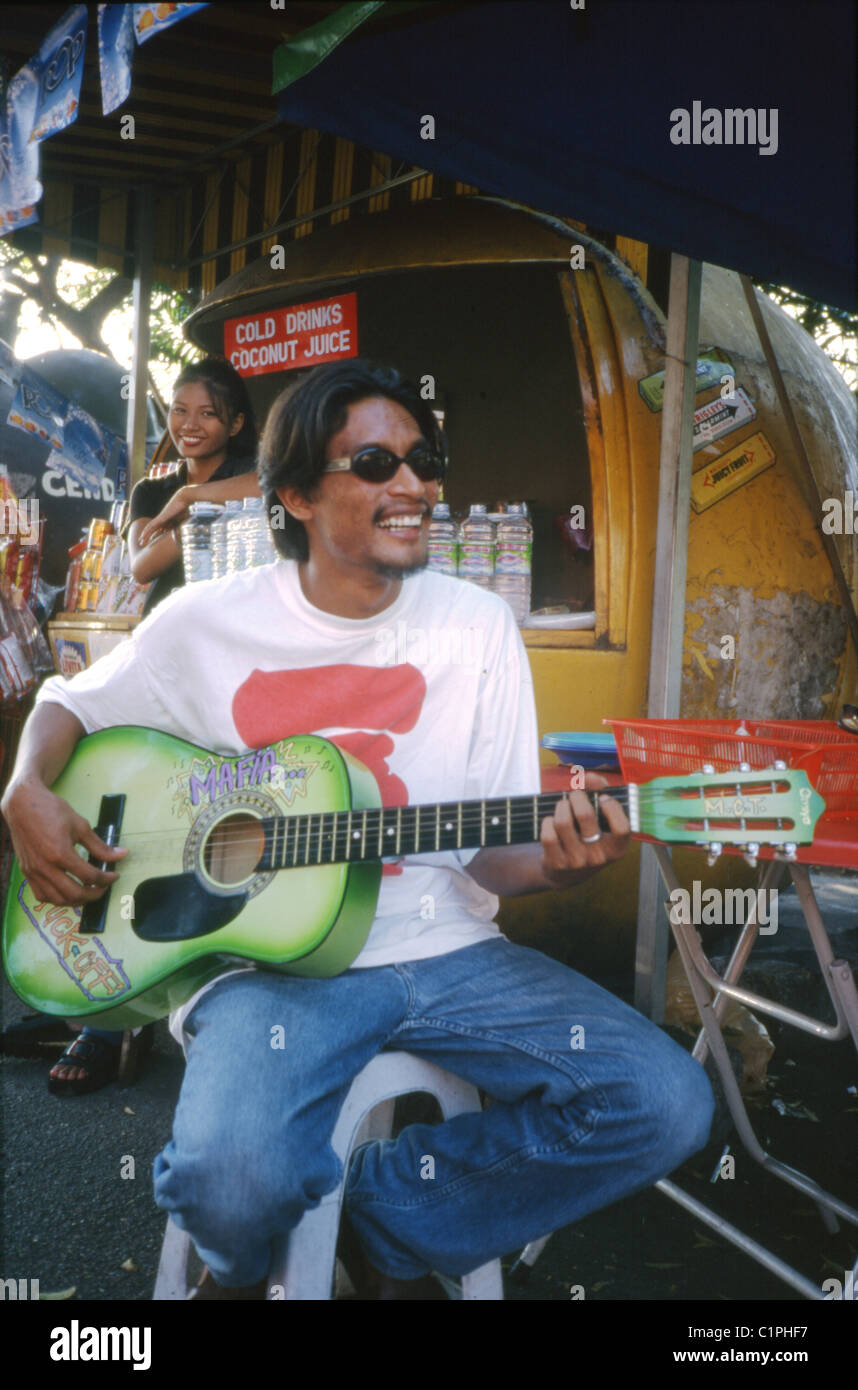 Musican local à Melaka avec guitare colorée. Banque D'Images