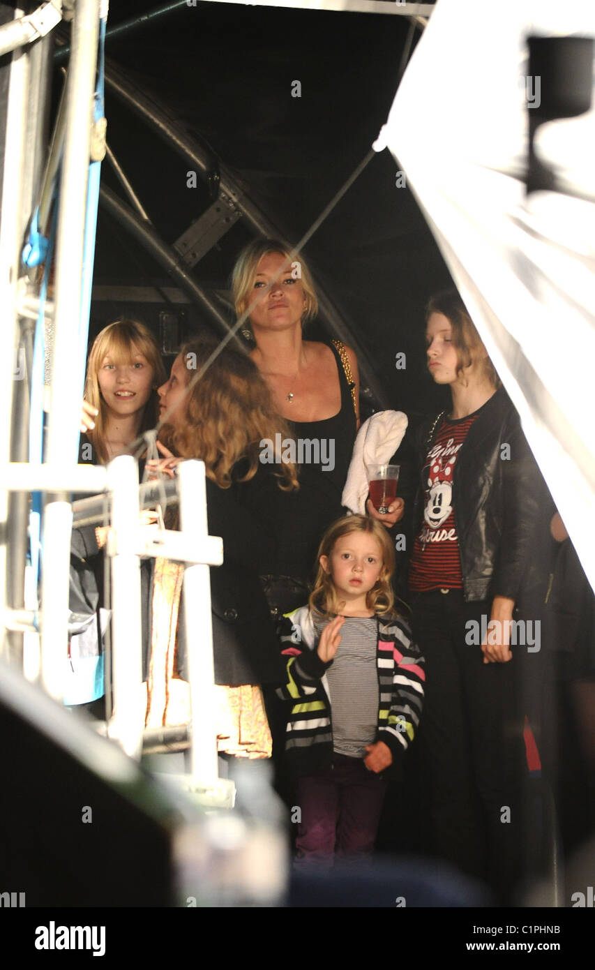 Kate Moss watches Lily Allen d'effectuer au cours de la série Somerset House avec sa fille Lila Grace - Londres, Angleterre Banque D'Images