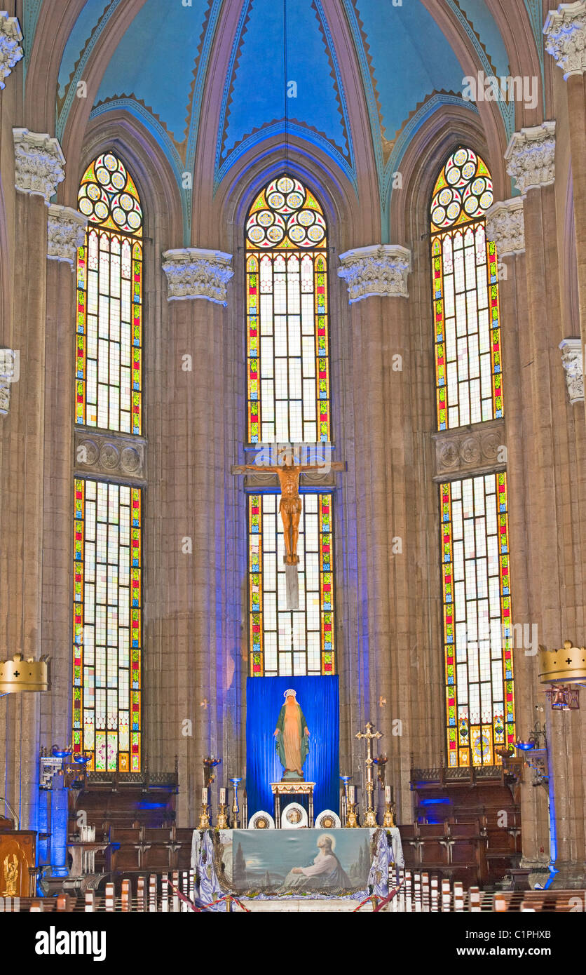 Le décor intérieur d'une grande église avec scène religieuse et windows Banque D'Images