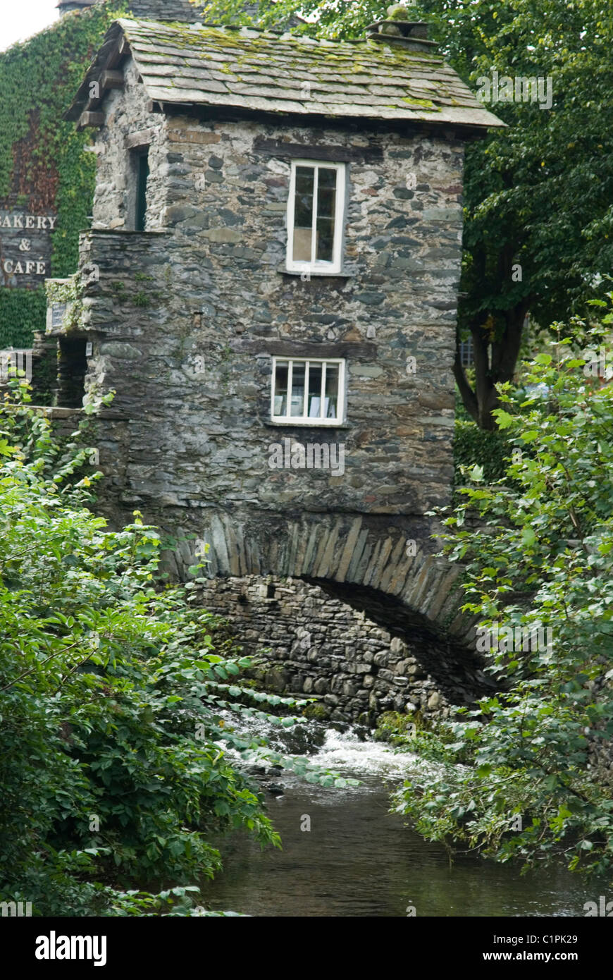 L'Angleterre, Cumbria, Ambleside, Bridge House sur stream Banque D'Images