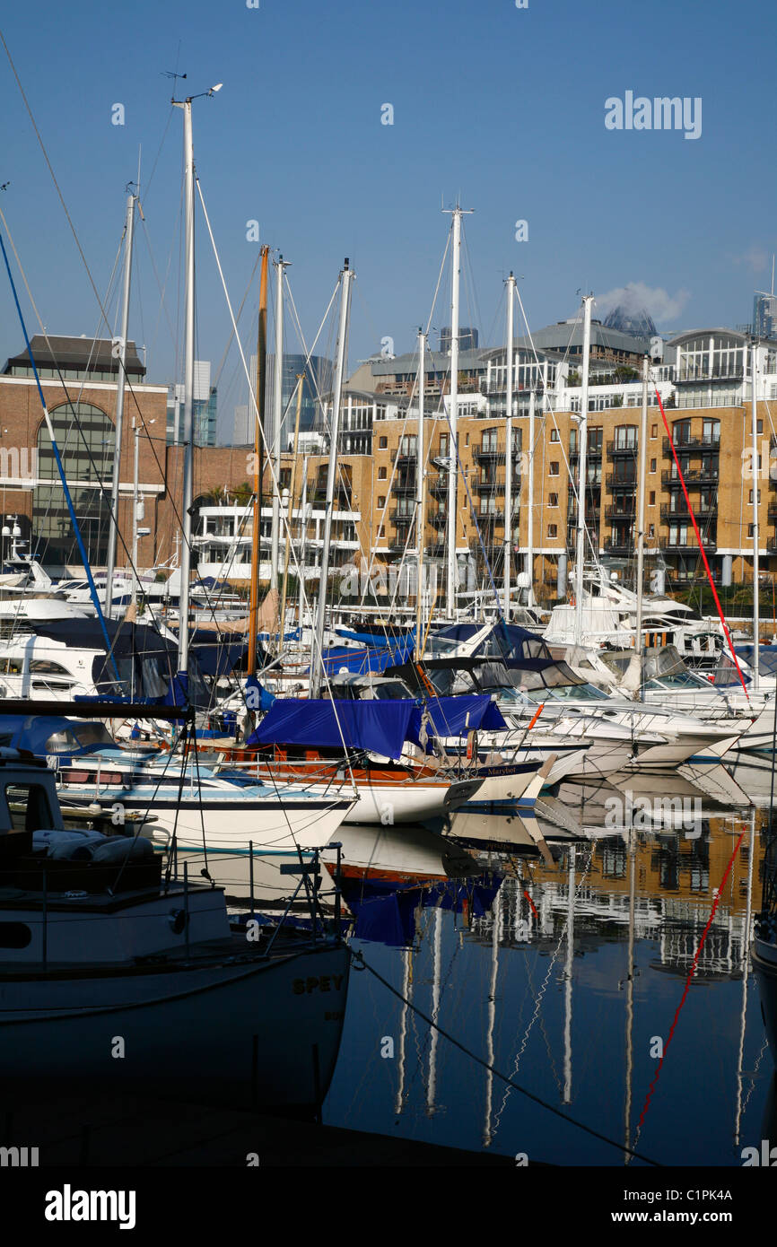 Yachts amarrés à St Katharine's Dock, Wapping, London, UK Banque D'Images